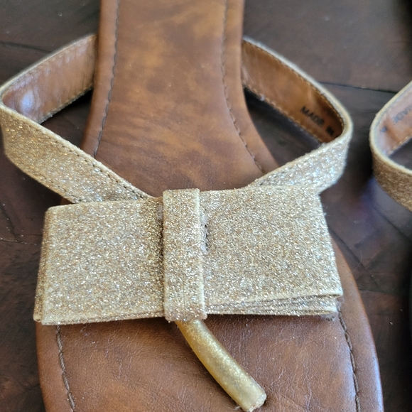 2b Bebe Gold Glitter Toe Post Sandals Size 9 - Picture 2 of 5